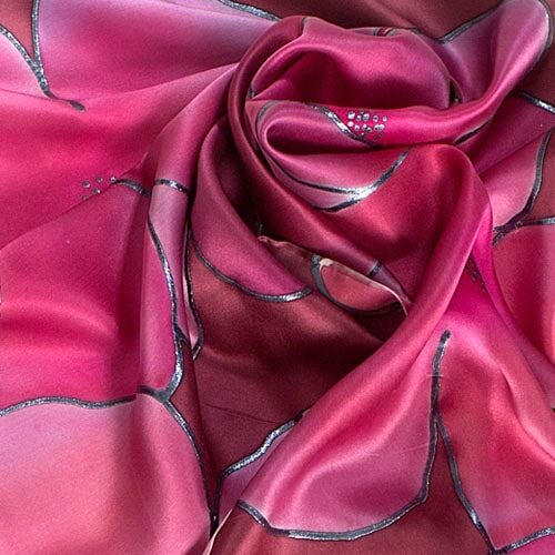 Fular de seda pintado a mano con flores en tonos rosas y granate