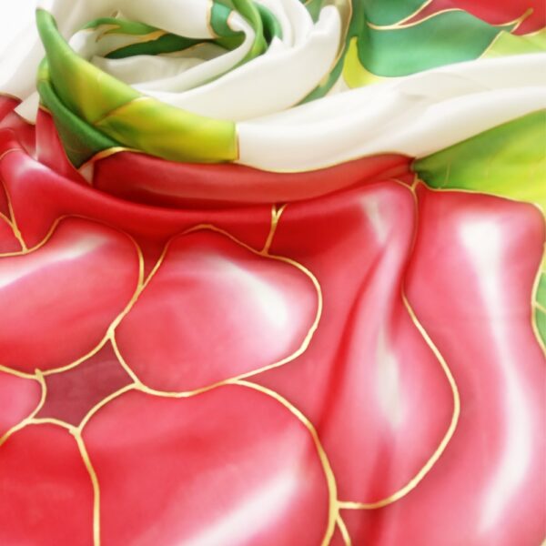 Fular de seda pintado a mano con flores rojas y hojas lanceoladas