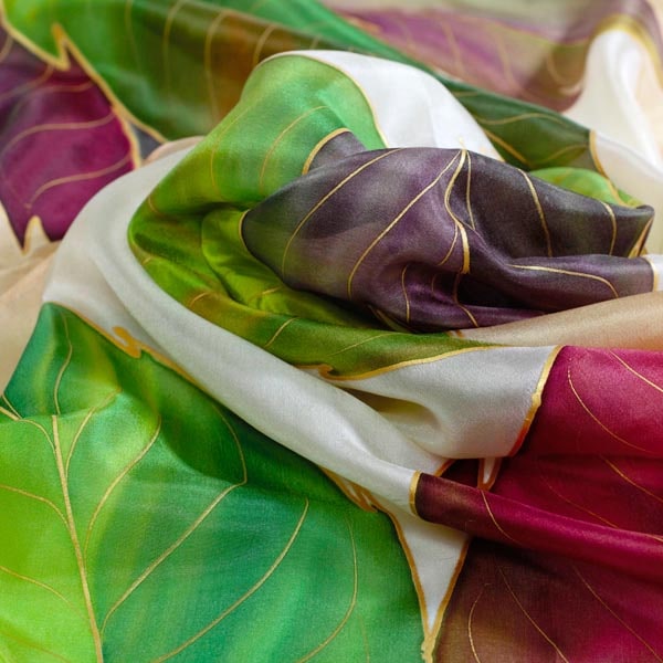 Fular de seda pintado a mano con hojas lanceoladas en tonos otoñales