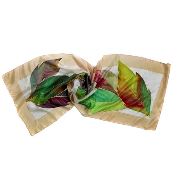 Fular de seda pintado a mano con hojas lanceoladas en tonos otoñales