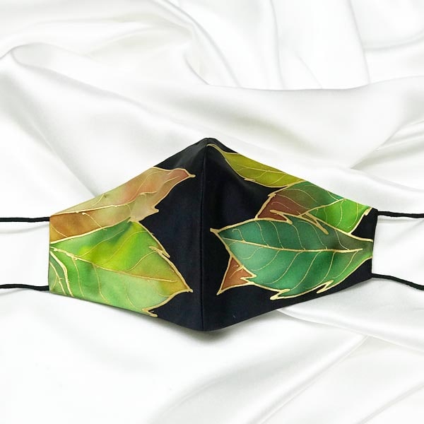 Mascarilla homologada de seda pintada a mano con hojas