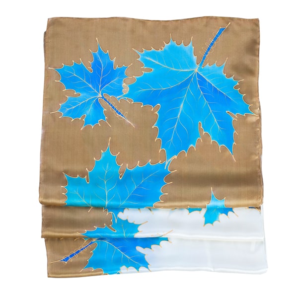 Fular de seda pintado a mano con hojas azules y greca cámel
