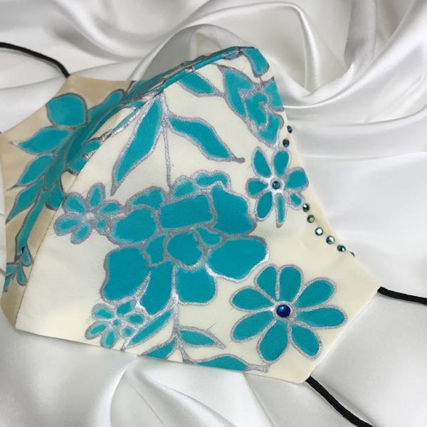 Mascarilla homologada de seda pintada a mano con flores azules