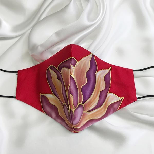 Mascarilla homologada de seda pintada a mano roja con flor