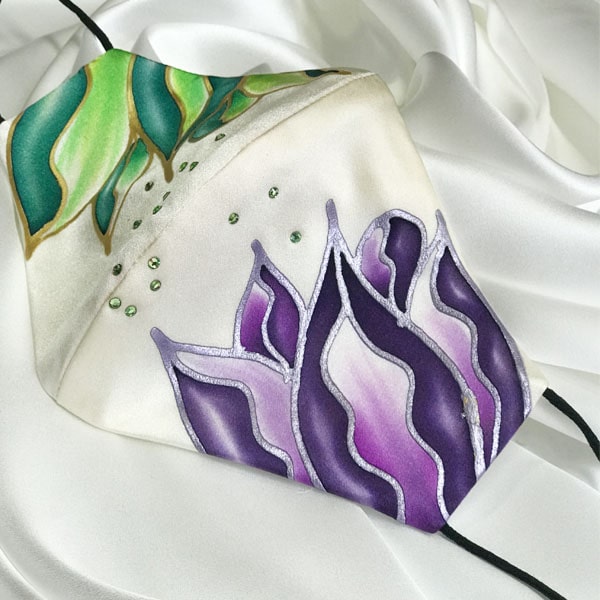 Mascarilla homologada de seda pintada a mano con flores y Swarovski.