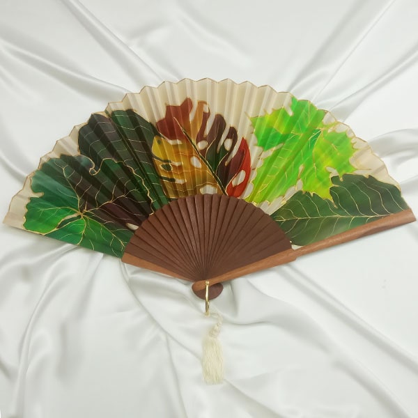 Abanico de seda pintado a mano con hojas otoñales mixtas