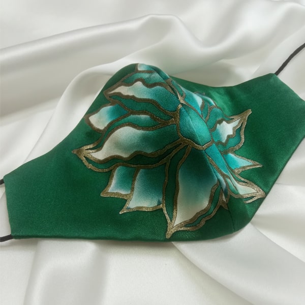 Mascarilla homologada de seda pintada a mano con flor salvaje verde