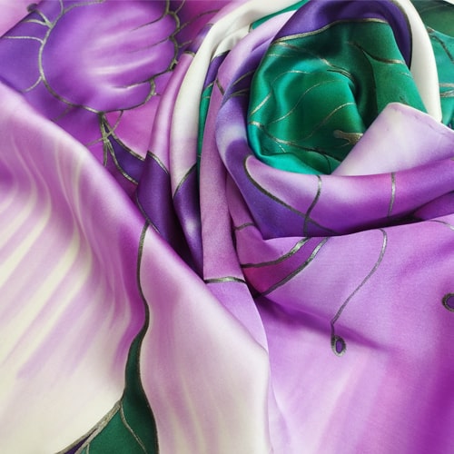 Fular de seda para mujer pintado a mano con flores salvajes malvas y hojas lanceoladas petrÃ³leo y jade de fondo.